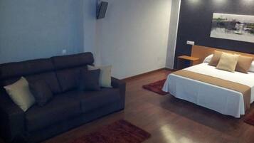 Perhehuone | Tallelokero huoneessa, silitysrauta/-lauta, ilmaiset vauvansängyt