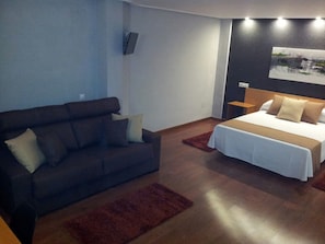 Familierom | Safe på rommet, strykejern/-brett og barnesenger (inkludert)