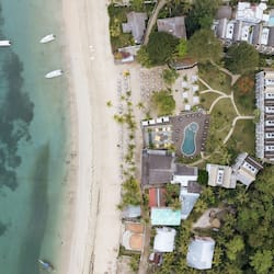 Beach nearby, snorkeling, beach bar