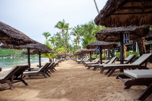 Ubicación cercana a la playa, buceo con tubo y bar en la playa