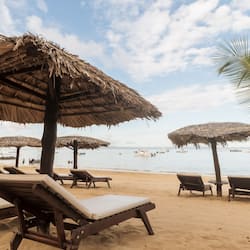 Beach nearby, snorkeling, beach bar