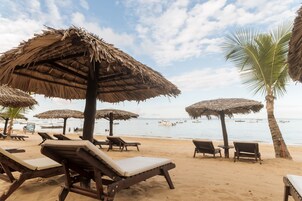 Beach nearby, snorkeling, beach bar