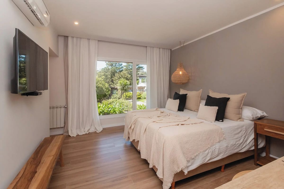 Chambre Double Confort, 1 grand lit, rez-de-chaussée