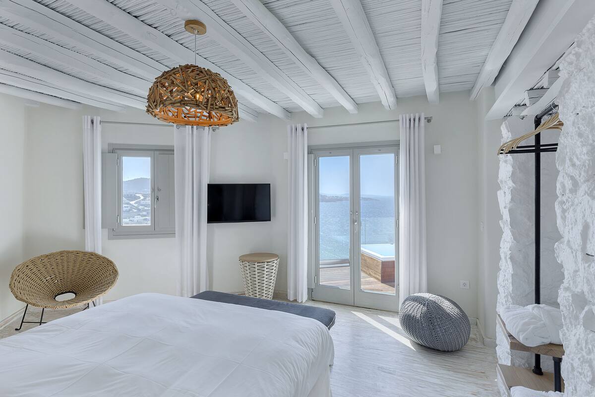 Superior Sea View Suite with Outdoor Hot Tub | Frigobar, cofres nos quartos, escrivaninha, quartos à prova de som