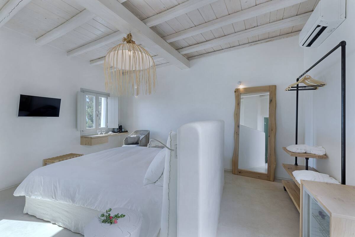 Deluxe Sunset Sea View Room | Frigobar, cofres nos quartos, escrivaninha, quartos à prova de som