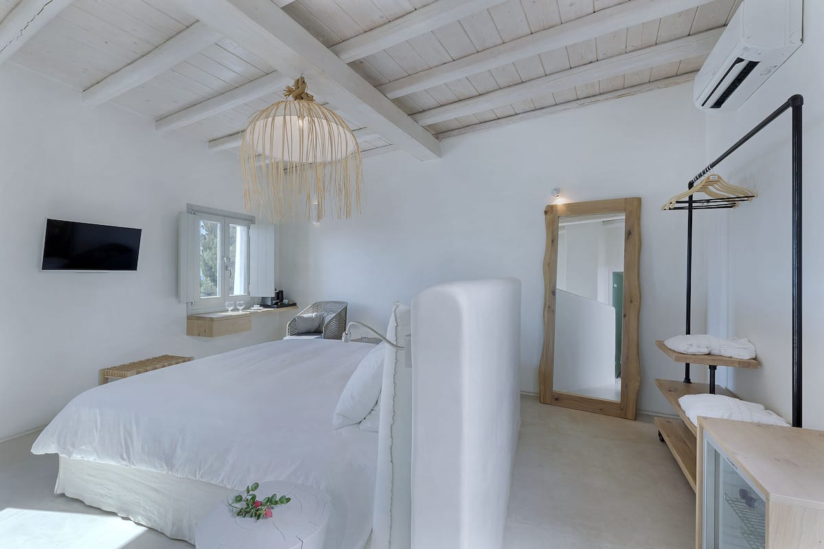 Deluxe Double Room, Sea View | Minibar, in-room safe, desk, soundproofing