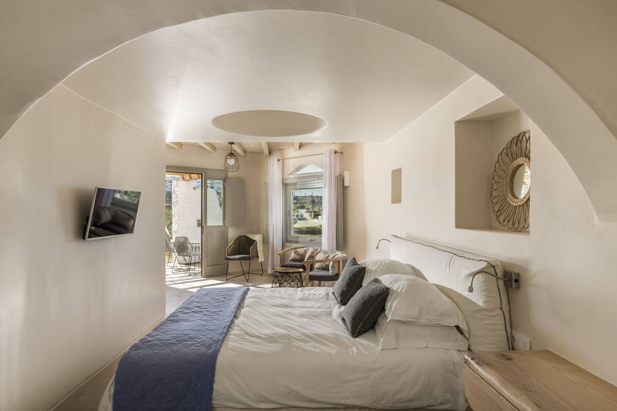 Superior Sunset Suite with Private Terrace & Outdoor Hot Tub | Frigobar, cofres nos quartos, escrivaninha, quartos à prova de som