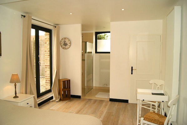 1 chambre, literie de qualité supérieure, bureau