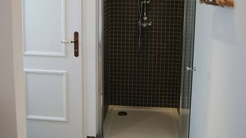 Familien-Vierbettzimmer (Juliette) | Badezimmer | Dusche, kostenlose Toilettenartikel, Haartrockner, Handtücher