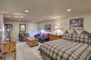 3 bedrooms, iron/ironing board, travel crib, internet - Ski-In/Out Condo! Walk to Main Street Breckenridge (Breckenridge)