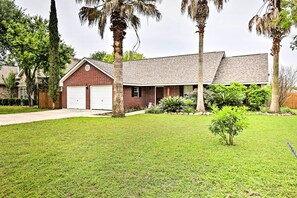 Exterior - 2 Mi to Lake McQueeny: Gem w/ Covered Patio (McQueeney)