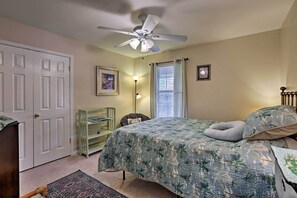 3 bedrooms, iron/ironing board, Internet, bed sheets - 2 Mi to Lake McQueeny: Gem w/ Covered Patio (McQueeney)