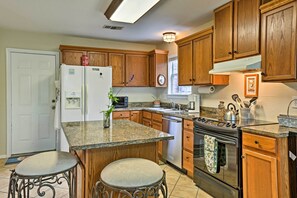 Fridge, microwave, stovetop, dishwasher