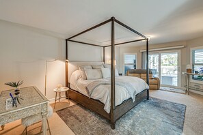 3 bedrooms, iron/ironing board, Internet, bed sheets - 2 Mi to South Beach: Waterfront Home w/ Lanai! (Marco Island)