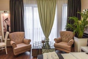 Suite Junior, 1 letto king | Biancheria da letto di alta qualità, minibar, una cassaforte in camera