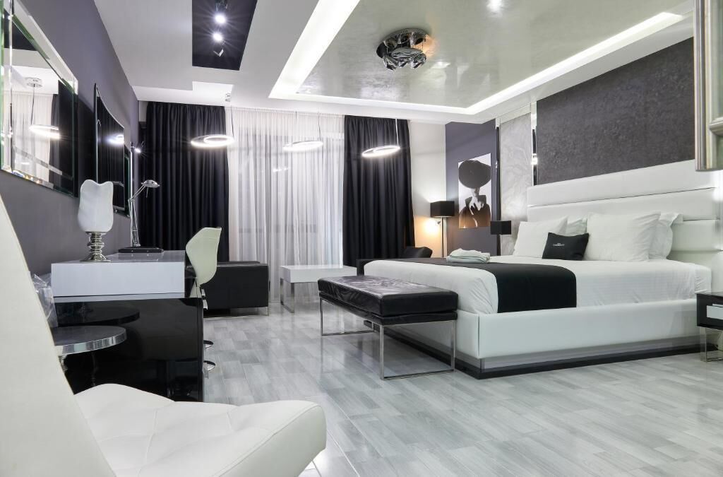 junior suite, 1 king bed | premium bedding, minibar, in-room safe, laptop workspace