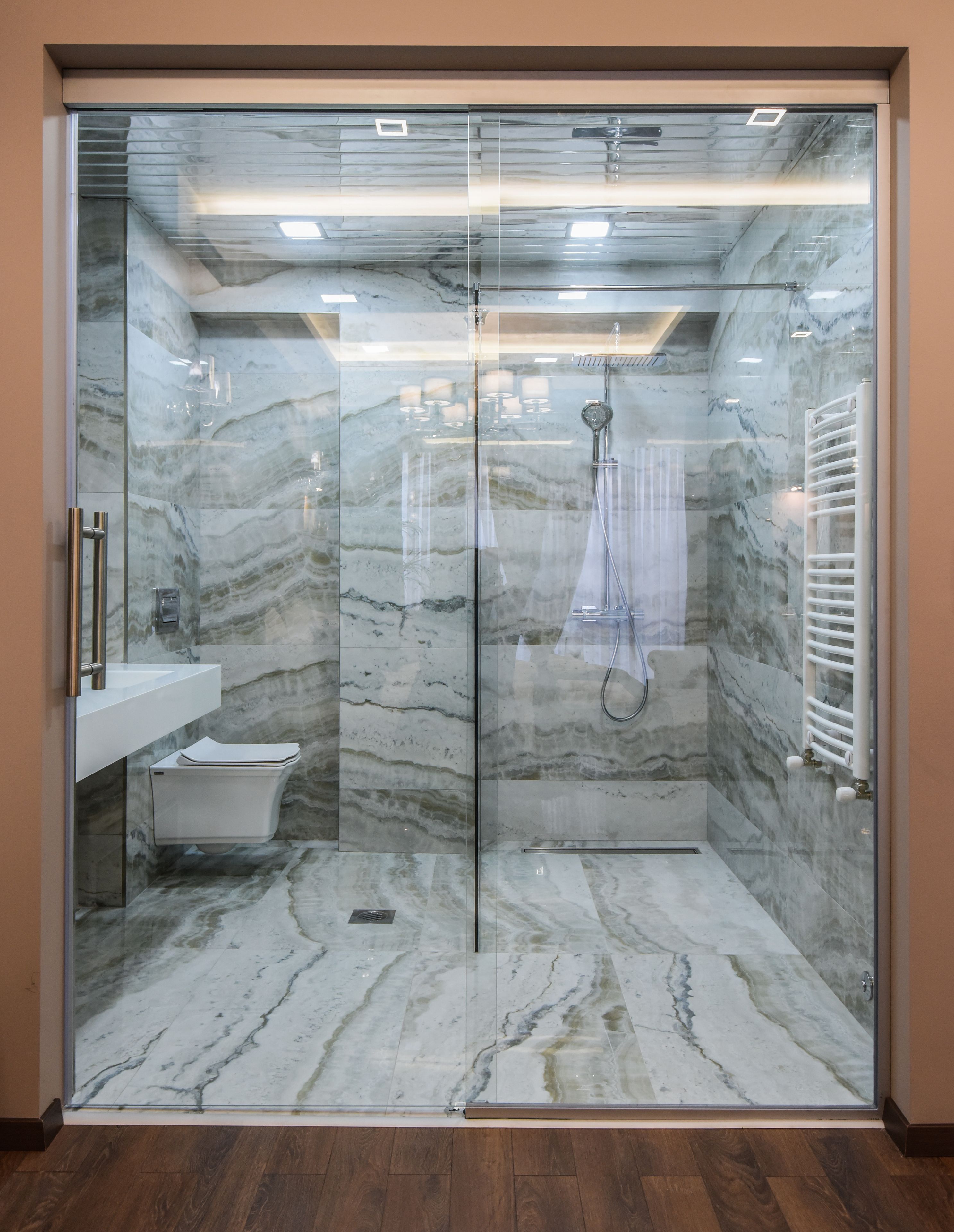 Deluxe Room, 1 Queen Bed | Bathroom shower