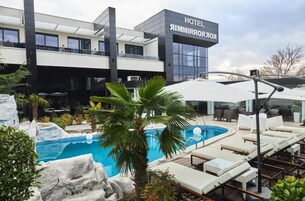 Un hotel de diseño moderno, con piscina y sillones de descanso.
