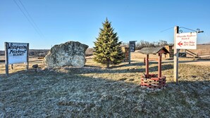 Un panneau indiquant le complexe Whispering Meadows Resort, avec une flèche directionnelle pointant vers les pistes de VTT de River Ridge.