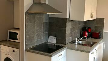 Kühlschrank, Mikrowelle, Espressomaschine