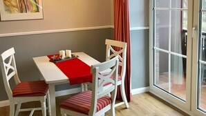 In-room dining - Friesenhof FeWo 9 (Friedrichskoog)