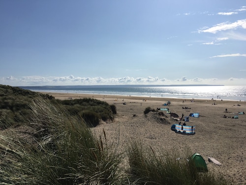 16ème siècle Chaumière dans un acre de jardins