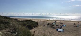 Siglo 16 con tejado de paja en un acre de jardines