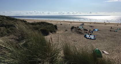 16Ăšme siĂšcle ChaumiĂšre dans un acre de jardins