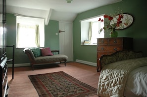 5 bedrooms, iron/ironing board, WiFi, bed sheets