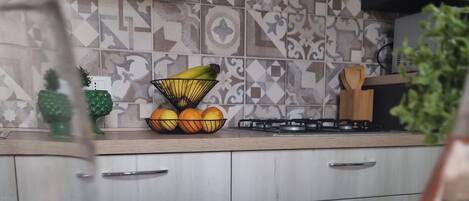 Frigorifero, microonde, forno, piano cottura