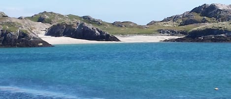 På stranden