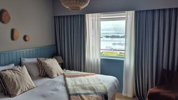 Habitación doble Deluxe, vista al océano | 1 habitación, tabla de planchar con plancha, wifi gratis y ropa de cama