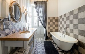 Suite (Adélaïde d'Orléans) | Salle de bain | Articles de toilette de luxe, sèche-cheveux, peignoirs