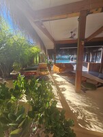 Televisión LCD, mesa de ping pong