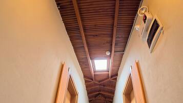 Tabla de planchar con plancha, wifi gratis y ropa de cama