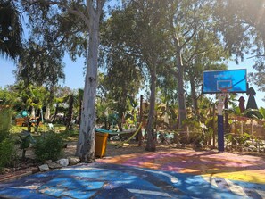 Basketball court - No 22 Hotel Riders' Inn (Ula)