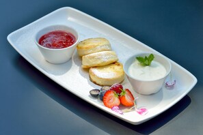 Sarapan ala kontinental setiap hari (RUB 400 per orang)