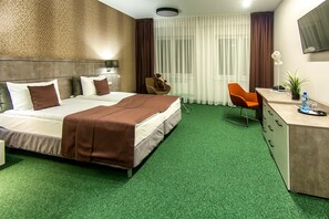 Brankas, meja kerja, tirai kedap cahaya, dan setrika/meja setrika