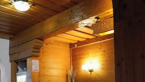 Un mostrador de recepción con detalles de madera y un logotipo que dice "SCHWARZBERG Landgasthof & Biergarten".