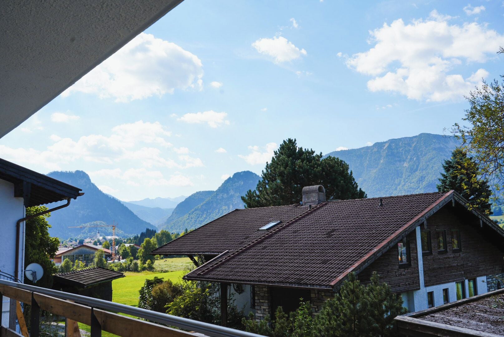 A mountain landscape with houses and a clear sky.