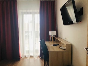 Een bureau, verduisterende gordijnen, gratis wifi, beddengoed