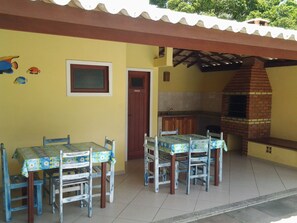 Outdoor dining - Residencial Primavera (Porto Seguro)