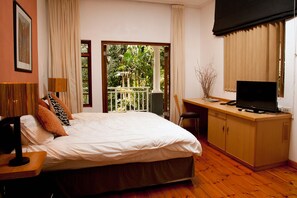 Executive Suite, 1 King Bed, Pool View | 1 bedroom, premium bedding, minibar, individually decorated - Summerhill Estate (Pinetown)