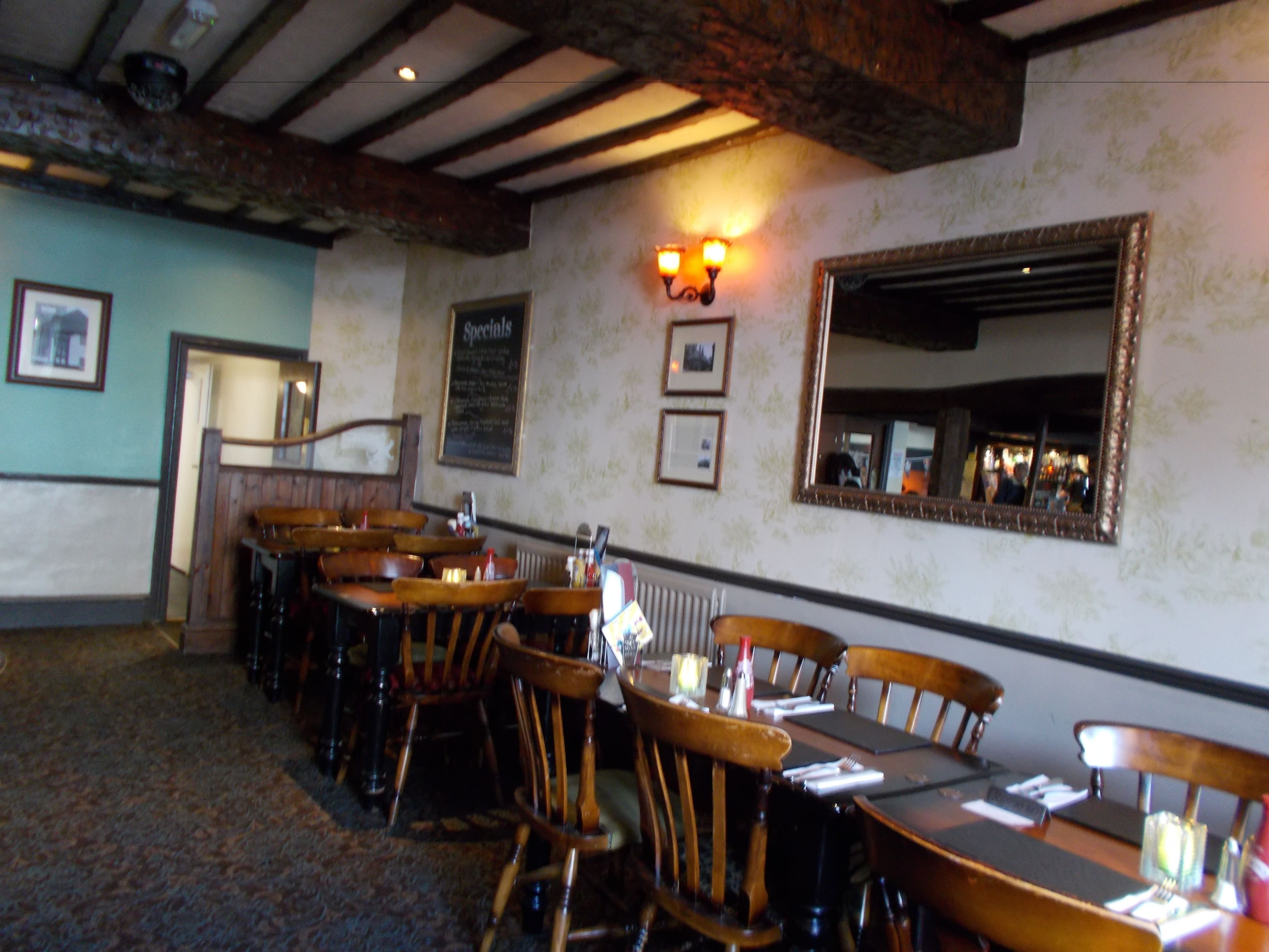 朝食、ランチ、ディナーに営業