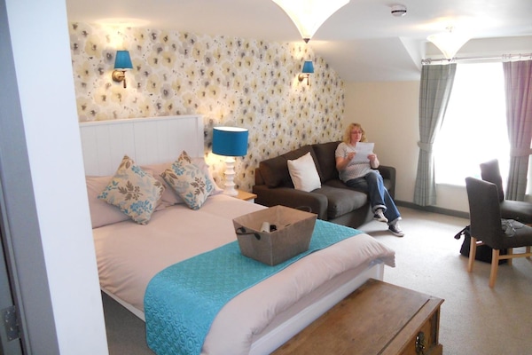 Iron/ironing board, free WiFi, bed sheets