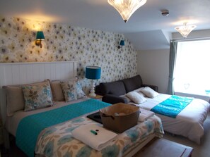 Chambre supérieure double ou avec lits jumeaux | Fer et planche à repasser, accÚs au Wi-Fi (inclus), literie fournie