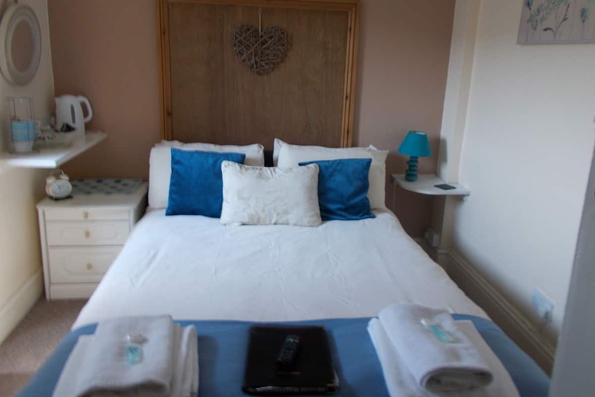 Double Room | Iron/ironing board, free WiFi, bed sheets
