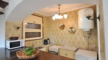 Een koelkast, een magnetron, een oven, een vaatwasser