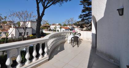 Cozy House in Empuriabrava, Costa Brava! 4 Bedrooms, Near the Beach, Garden, Barbecue. Book now!