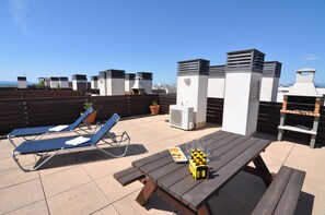 Outdoor dining - Charming Apartment in Roses, Costa Brava! 1500 m from the Beach, Swimming Pool, Free Wi-Fi. Book now! (Roses)